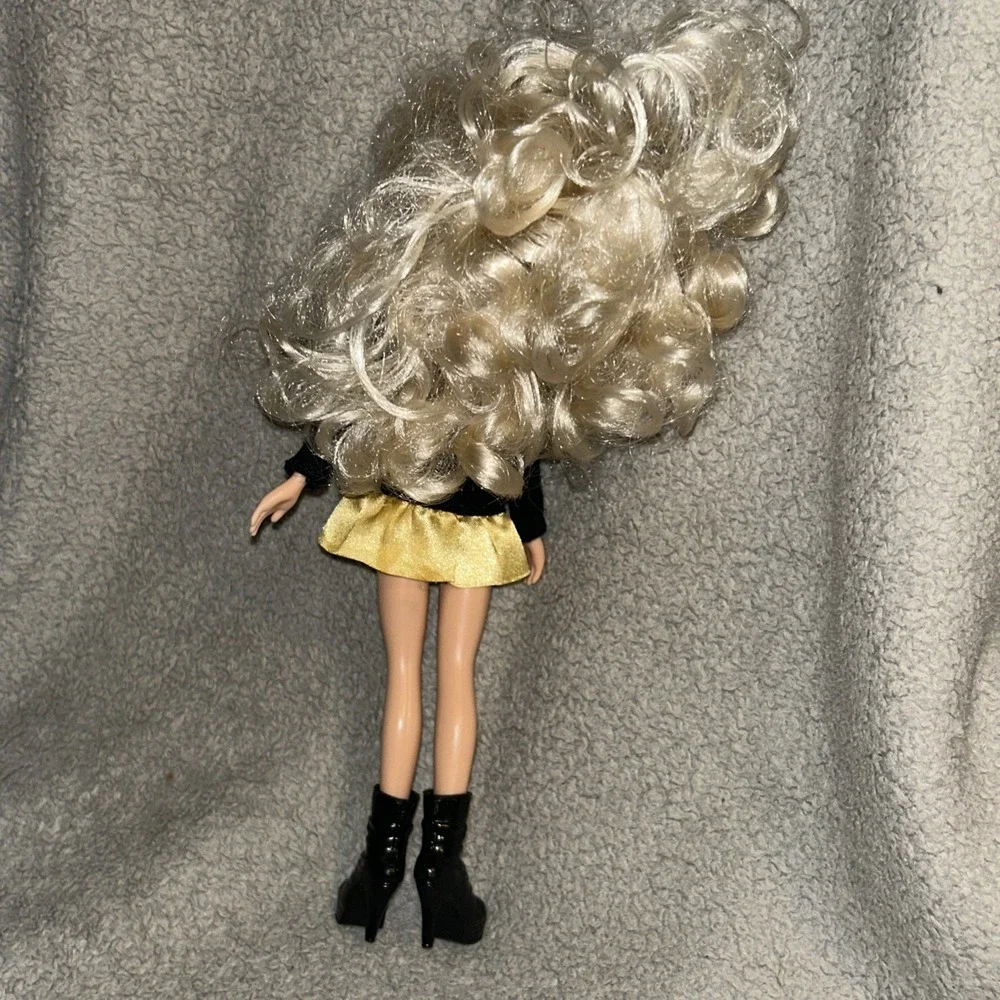 Bratz Chloe Unleash your passion out of the box‎ With Outfit E3